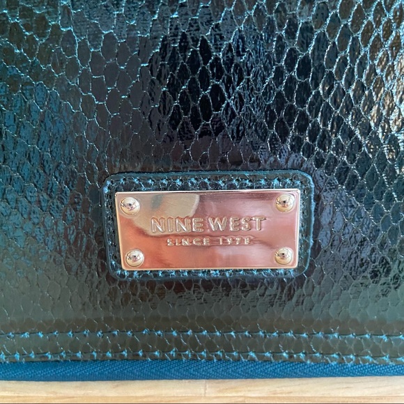 Nine West Emerald Green Metallic Snakeskin Zip IPad Cover - Picture 2 of 12